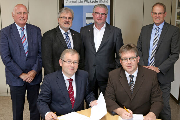 Sitzend, von links: Geschäftsführer Bernd Heitmann von den Stadtwerken Fröndenberg und Geschäftsführer Michael Lorke von den Gemeindewerken Wickede (Ruhr). Stehend, von links: Gemeindewerks-Aufsichtsratsvorsitzender Hans Regenhardt, Fröndenbergs Bürgermeister Friedrich-Wilhelm Rebbe (SPD), Stadtwerke-Aufsichtsratsvorsitzender Gerhard Greczka und Wickedes Bürgermeister Dr. Martin Michalzik (CDU). FOTO: ANDREAS DUNKER