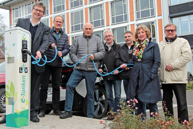 Strom-Tankstelle der kommunalen Gemeindeelektrizitätswerke Wickede (Ruhr) hinter dem Rathaus – Unser Bild entstand bei der Einweihung der E-Ladesäule. Von links: Gemeindewerksgeschäftsführer Michael Lorke, Bürgermeister Martin Michalzik (CDU), Gemeindewerke-Aufsichtsratsvorsitzender Hans Regenhardt (CDU), Senioren-Unions-Chef Friedrich Neuhaus, Ratsherr Oswald Schober (SPD), FDP-Vorsitzende und -Fraktionschefin Christa Lenz und Ratsherr Helmut Bäcker (SPD). ARCHIVFOTO: ANDREAS DUNKER