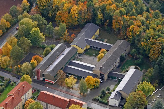 Der schulische Gebäudekomplex im Hövel in Wickede LUFTBILD: ANDREAS DUNKER / nrw-image.de
