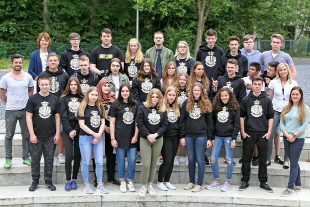 DIE AKTUELLE ABSCHLUSSKLASSE UND DER LETZTE JAHRGANG DER GERKEN-HAUPTSCHULE DER GEMEINDE WICKEDE (RUHR):  Vorne, von links: Justin Luft, Sandra Cyrson, Veronika Subarew, Batul Noureddine, Maria Abt, Chantal Reiners, Lara Schöppenthau, Vanessa Gebhardt, Sarahn Konaté, Stefano Viale und Lehrerin Corinna Rieke.  Mitte, von links: Lehrer Tim Gosmann, John Treiber, Niklas Nebert, Laura Wirges, Michelle Luft, Franziska Höppe, Vivien Weich, Robertina Mackeviciute, Lucien Gabrecht, Praveen Prabakaran, Ramon Woisky und Lehrerin Silke Seidler.  Hinten, von links:  Kommissarische Schulleiterin Ines Kister, Florian Ptacek, Tobias Neuhaus, Julia Fromme, Kristian Ponomarev, Celina Schierz, Jason Fulbrecht, Erik Schipulin, Pascal Dudek und Johannes Sawtschenko.   FOTO: ANDREAS DUNKER