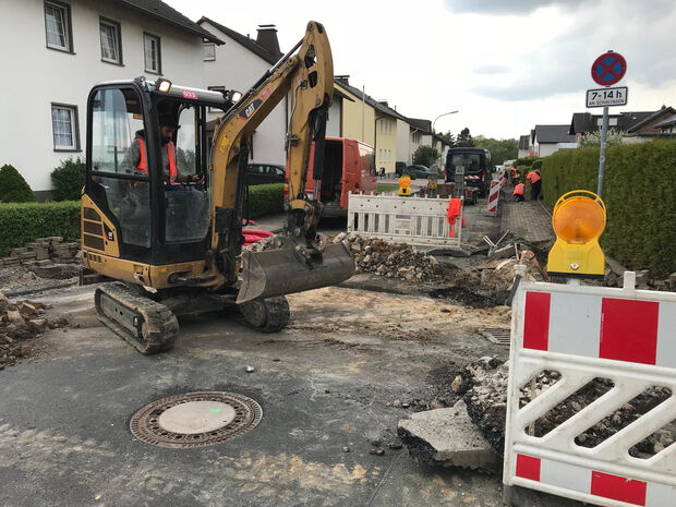 Im Hövel hat der Ausbau des Glasfaser-Netzes in Wickede begonnen. Längst ist die "Wanderbaustelle" schon weitergezogen und an einer anderen Stelle im Ort aktiv. ARCHIVFOTO: ANDREAS DUNKER