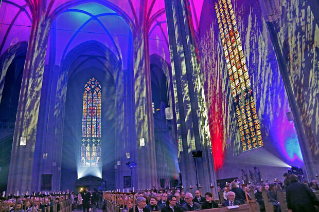 Von einem Lichtdesigner illuminiert sah die vollbesetzte Wiesenkriche völlig anders als sonst üblich aus. FOTO: ANDREAS DUNKER