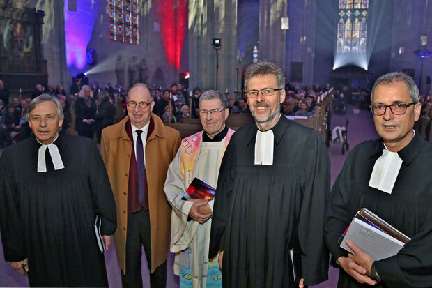 Der bisherige Superintendent Alfred Hammer des alten Kirchenkreises Arnsberg, Synodalassessor Dr. Christian Klein – Pfarrer der evangelischen Kirchengemeinde Wickede (Ruhr) und Stellvertreter des neuen Superintendenten –, der katholische Domkapitular Dr. Gerhard Best als Dechant des Dekanates Hellweg sowie der bisherige Soester Superintendent und amtierende Superintendent des am 1. Januar 2019 neu gebildeten Kirchenkreises Soest-Arnsberg Dieter Tometten und Ulf Schlüter als theologischer Vizepräsident der Evangelischen Landeskirche von Westfalen, der Präses Annette Kurschus vertrat, die auf Grund eines Todesfalles in ihrer Familien verhindert war. FOTO: ANDREAS DUNKER  