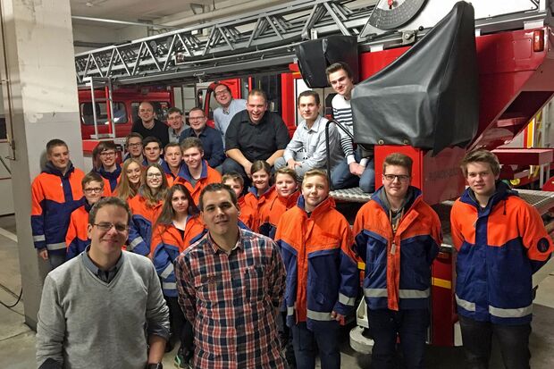Gruppenfoto der Jugendfeuerwehr Wickede (Ruhr) mit den noch amtierenden Jugendfeuerwehrwarten Sascha Seidel und Jörg Plusczyk im Vordergrund. FOTO: FEUERWEHR