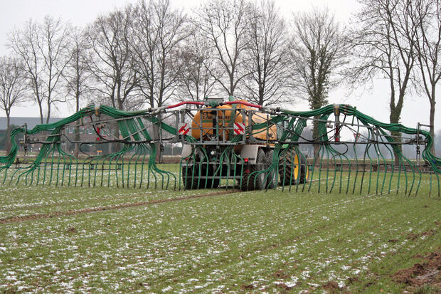 Ausbringung von Gülle auf einem Feld ARCHIVFOTO: PETRA DREES-HAGEN