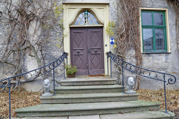 Das Portal des Herrenhauses mit der internationalen Denkmalplakette FOTO: ANDREAS DUNKER