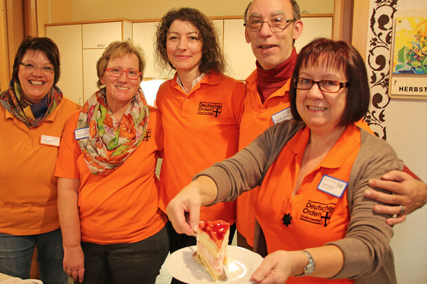 Für Kaffee und Kuchen sowie frische Waffeln sorgt das Team von St. Raphael.  ARCHIVFOTO: ANDREAS DUNKER