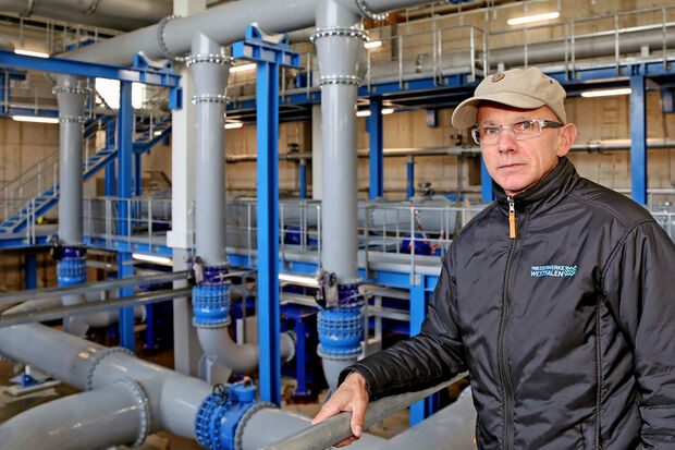 Wasserwerk Echthausen: Betriebsleiter Robert Hagelschuer vor den riesigen neuen Rohrleitungen FOTO: ANDREAS DUNKER