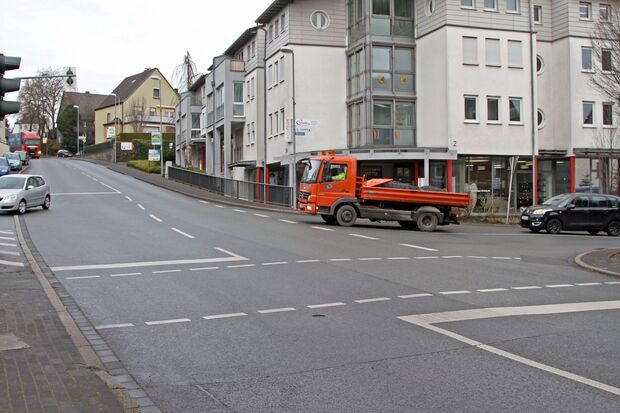Die Hauptstraße an der Einmündung „Oststraße“ (Sparkasse) FOTO: CARINA WESTERWELLE