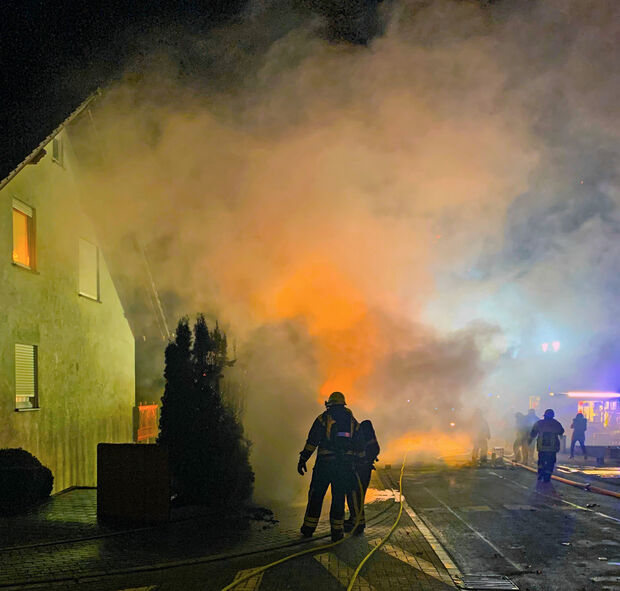Löscharbeiten bei der in Vollbrand stehenden Hecke an der Hövelstraße in Wickede FOTO: PRIVAT