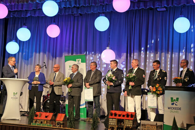 Die Gewinner des ersten Heimatpreises bei der Prreisverleihung während des Neujahrsempfangs der Gemeinde Wickede (Ruhr) auf der Bühne des Bürgerhauses ARCHIVFOTO: ANDREAS DUNKER