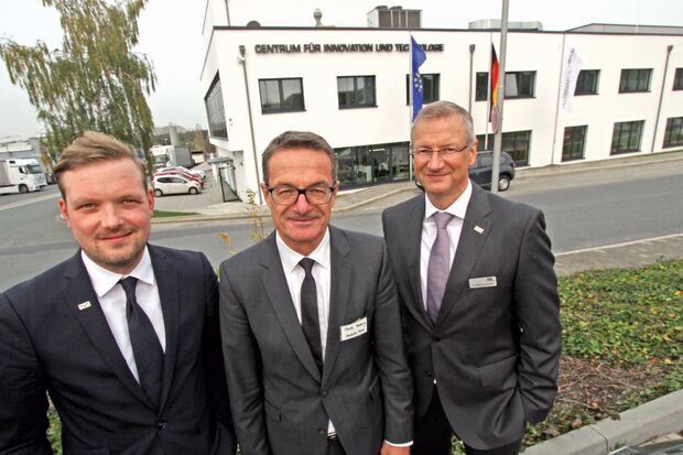 Die Geschäftsführer Ernst-Gregor Hillebrand (links) und Dr. Martin Kurpjoweit (rechts) mit einem Vertreter der Deutschen Bank bei der Eröffnung des "Centrum für Innovation und Technik". ARCHIVFOTO: ANDREAS DUNKER