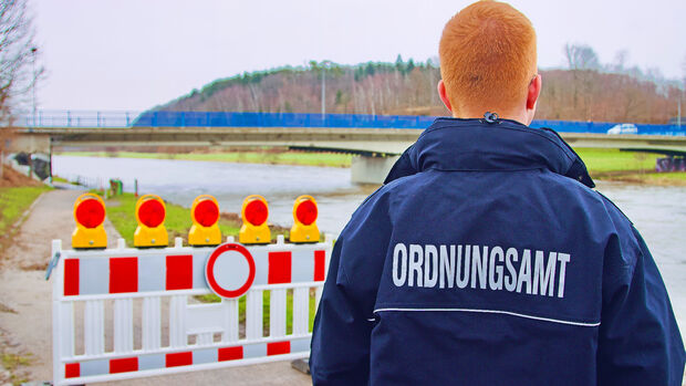 Mitarbeiter des Ordnungsamtes der Gemeinde Wickede (Ruhr) behalten den Wasserstand der Ruhr aktuell im Auge. FOTO: ANDREAS DUNKER