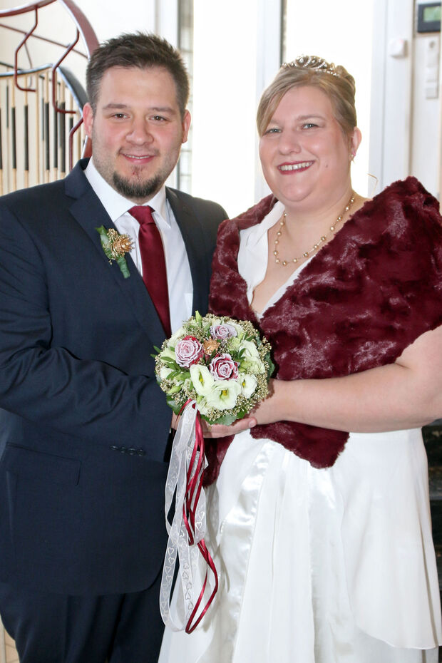 Robert und Sandrina Gedig nach der standesamtlichen Trauung im Rathaus in Wickede FOTO: CARINA WESTERWELLE