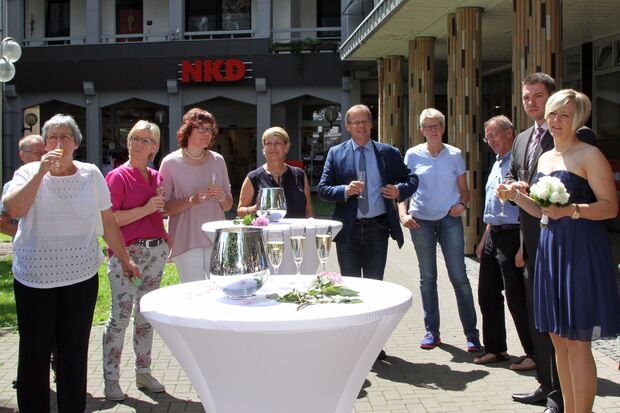 Bürgermeister Dr. Martin Michalzik und Mitarbeiter der Gemeinde Wickede (Ruhr) gratulierten dem frischgebackenen Ehepaar ebenfalls. FOTO: CARINA WESTERWELLE