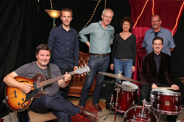 Das Holger-Weber-Trio mit den Veranstaltern von "Schöne Töne live" im "KaDeWi" an der Kirchstraße in Wickede (von links): Holger Weber (Gitarre), Max Blumentrath (Hammond-Orgel), die Schöne-Töne-live-Organisatoren Norbert Stockhausenaus, Martina Brennecke und Franz Josef Köppikus sowie Alex Lex (Schlagzeug) FOTO: ANDREAS DUNKER