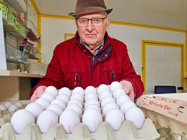 Der Landwirt Heinrich Luig vom Hühner-Hof in Wiehagen bietet auf dem Wickeder Wochenmarkt frische und gekochte Eier an. FOTO: ANDREAS DUNKER