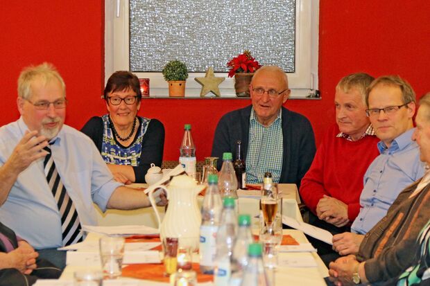 Alt-Bürgermeister Hermann Arndt aus Wickede, das Ehepaar Mechthild und Paul Neus, Schlückingens Ortsvorsteher Willi Eickhoff und Bürgermeister Dr. Martin Michalzik (von links) FOTO: ANDREAS DUNKER