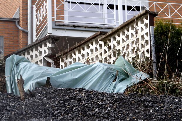 Eine zerstörte Mauer – das Grundstück oberhalb der Baustelle von Roland Bednara darf seit mehr als drei Monaten von den Besitzern aus Sicherheitsgründen nicht betreten werden. FOTO: CARINA WESTERWELLE