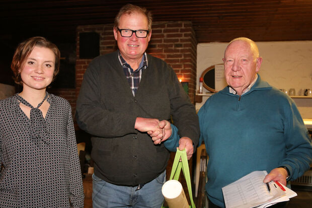 Schriftführerin und Kassiererin Michaela Heine, Vorsitzender Theo Arnd und Gerd Otto, der für seine 35-jährige Tätigkeit geehrt wurde. FOTO: ANDREAS DUNKER