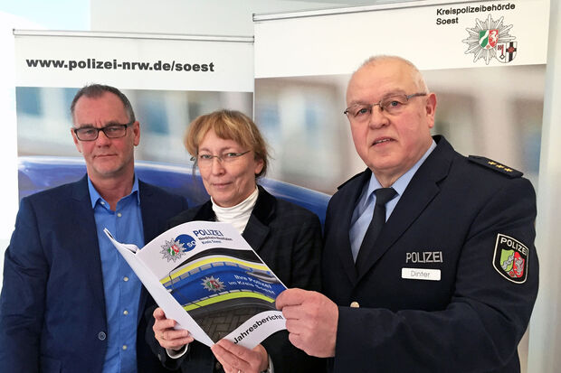 Präsentierten den Jahresbericht der Kreispolizeibehörde Soest (von links): Kriminalbeamter Andreas Müller, Kriminaloberrätin Ellen Dante und Polizeidirektor Manfred Dinter FOTO: ANDREAS DUNKER