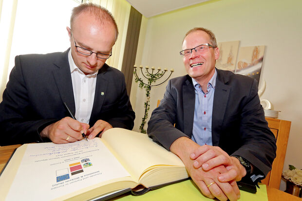 Der neue polnische Bürgermeister Wycislo mit Wickedes Bürgermeister Dr. Martin Michalzik (CDU) ARCHIVFOTO: ANDREAS DUNKER