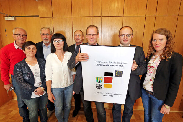 Erich Reineke, Grazyna Korczowska-Sonsala, Hermann Arndt, Brygida Urbanczyk, Rudolf Figura, die Bürgermeister Dr. Martin Michalzik und Marcin Wycislo sowie Magdalena Kinel (von links) FOTO: ANDREAS DUNKER