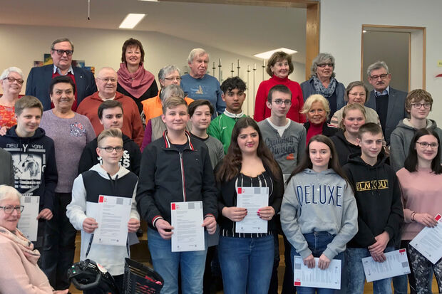 Ehrenamtsurkunden für 13 engagierte Jugendliche der Sekundarschule gab es jetzt zum Abschluss des fünften JuleA-Projektes des Senioren-Forums der Gemeinde Wickede (Ruhr) – mit dabei: Lehrer und Senioren FOTO: GEMEINDE WICKEDE (RUHR)
