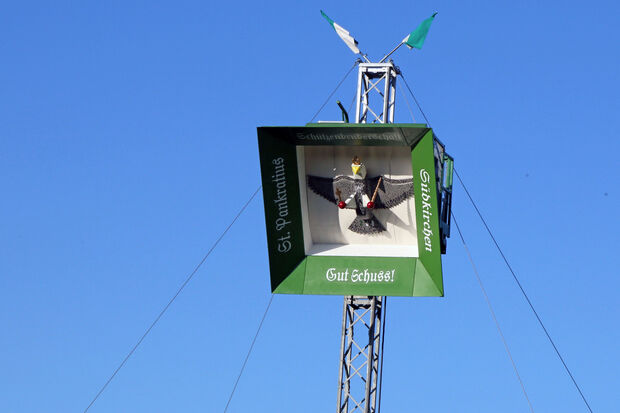 Der Kugelfang mit Königsadler an der mobilen Vogelstange am Freitagabend auf Raschen Wiese an der Talstraße – gegenüber der Gemeindehalle in Echthausen FOTO: ANDREAS DUNKER