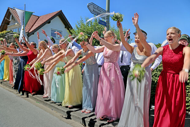 Der Echthausener Hofstaat machte mehrfach "die Welle". FOTO: ANDREAS DUNKER