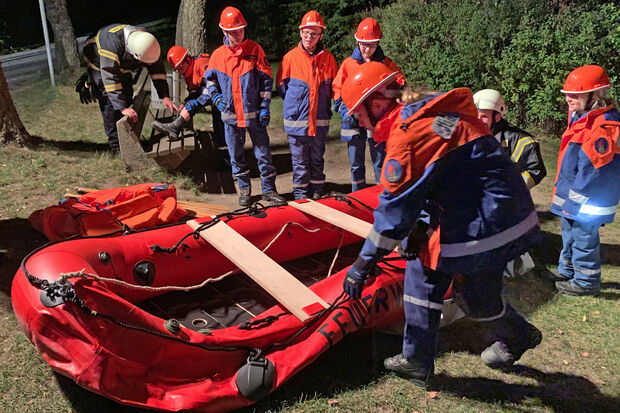 Die Jugendfeuerwehr bei der Inbetriebnahme eines Schlauchbootes in der Dunkelheit. FOTO: FEUERWEHR