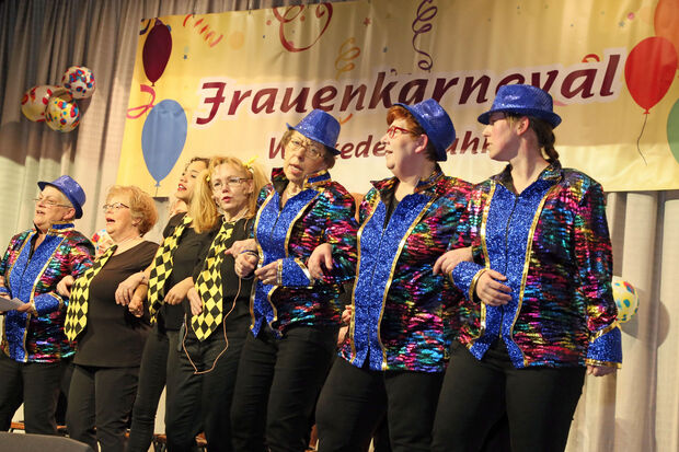 KFD-Vorsitzende Sabine Hornkamp (links) begrüsste die jecken Frauen im Saal zur närrischen Sitzung FOTO: ANDREAS DUNKER