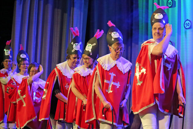 Tanzgarde des KFD-Theaterkreises (von links): Marion Uhde-Koch, Rita Lange, Christa Konate-Steffen, Linda van der Molen, Gudrun Arndt, Hildegard Velmer und Elisabeth Beckmann FOTO: ANDREAS DUNKER