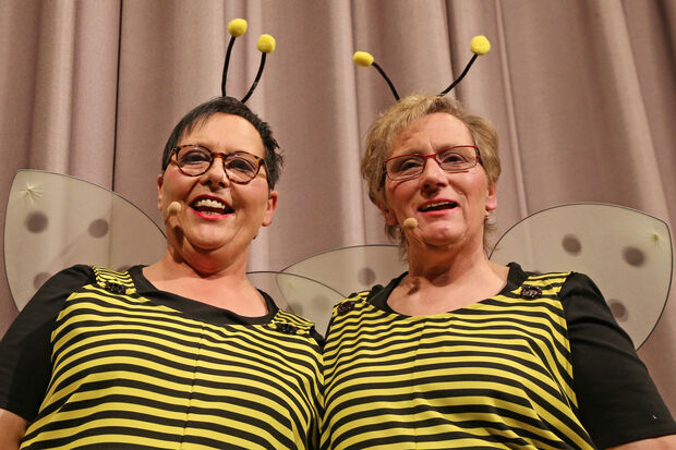 Moderiert wurde das Programm humorvoll von den Zwillingsschwestern Elisabeth Pieper und Angelika Plusczyk, deren Mutter Elisabeth („Lisa“) Bormann (†) bereits im Karneval aktiv mit dabei war. FOTO: ANDREAS DUNKER