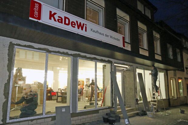 "KaDeWi – Kaufhaus der Wickeder“ der neue Second-Hand-Handel des Caritas-Verbandes Soest im ehemaligen Ladenlokal der insolventen Drogeriemarktkette Schlecker in der Kirchstraße FOTO: ANDREAS DUNKER