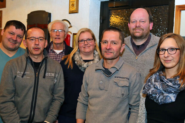 Das Vorstandsteam des Wickeder Rassekaninchenzuchtvereins (von links) Tätomeister Thorsten Spieß, Kassierer Jürgen Hammer, Ehrenmitglied Ernst Prünte, Schriftführerin Kirsten Spieß, Zuchtbuchführer Helmut Heinze, Erster Vorsitzender Andreas Westhoff und Zweite Vorsitzende Sarah Heinze ARCHIVFOTO: ANDREAS DUNKER