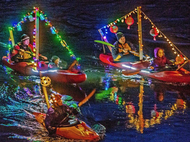 Die bunte Beleuchtung der Boote spiegelte sich im Wasser der Ruhr FOTO: ANDREAS DUNKER