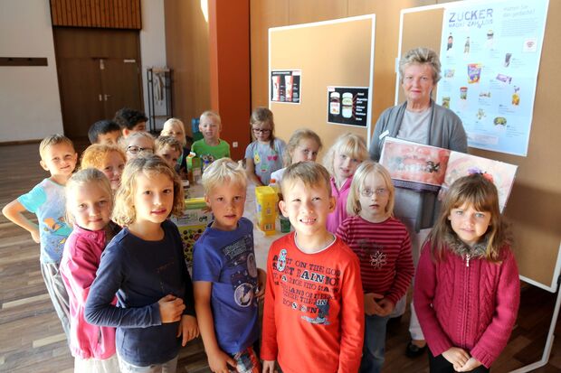 Maria Vollmer vom Kreis Soest erklärt einer Klasse der Engelhard-Grundschule im Bürgerhaus etwas über Zahngesundheit FOTO: CARINA WESTERWELLE 