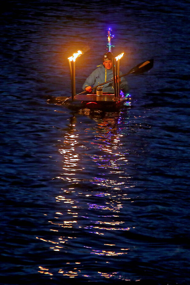 Nicht nur mit Batteriestrom sondern auch mit leuchtenden Fackeln waren die Kanus illuminiert. FOTO: ANDREAS DUNKER