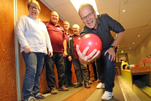 Bürgermeister Dr. Martin Michalzik (CDU) beim Ankegeln der örtlichen Meisterschaft auf der Bahn im Bürgerhaus. Links: die Wickeder SPD-Kreistagsabgeordnete und Vorsitzende des Soester Kreissportbundes (KSB) Bärbel Dittrich. Dahinter: aktive Mitglieder der „Kegelgemeinschaft (KG) Wickede 2002“ ARCHIVFOTO: ANDREAS DUNKER