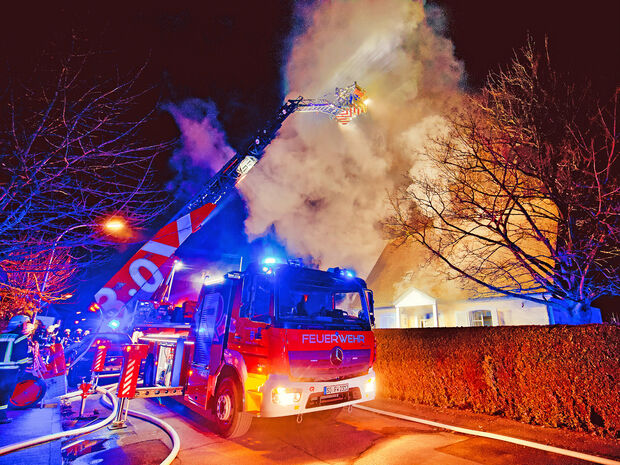 Eine riesige Rauch- und Dampfwolke lag am Freitagabend über dem Anwesen an der Eichkampstraße in Wickede. – Die Feuerwehr schaffte es den Kellerbrand zu löschen. FOTO: ANDREAS DUNKER