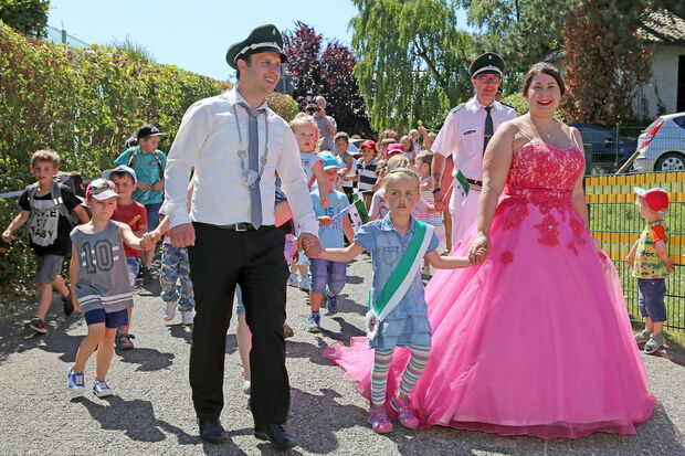 Das amtierende Kinderkönigspaar Nele Stiefermann (5, Mitte)) und Ben Peters (4, links, mit der Nummer "10") des kommunalen Max-und-Moritz-Kindergartens zusammen mit Schützenkönig Timo Eickenbusch und seiner Mitregentin Tanja Sczesny FOTO: ANDREAS DUNKER