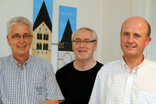 Die Kirchenvorstandsmitglieder Peter Hesse und Horst-Dieter Pieper sowie Pfarrer Thomas Metter (von links) kümmern sich federführend um den Roncalli-Haus-Verkauf und den Bau eines neuen Pfarrheims zwischen St.-Antonius-Kirche und St.-Josef-Kindergarten. FOTO: ANDREAS DUNKER