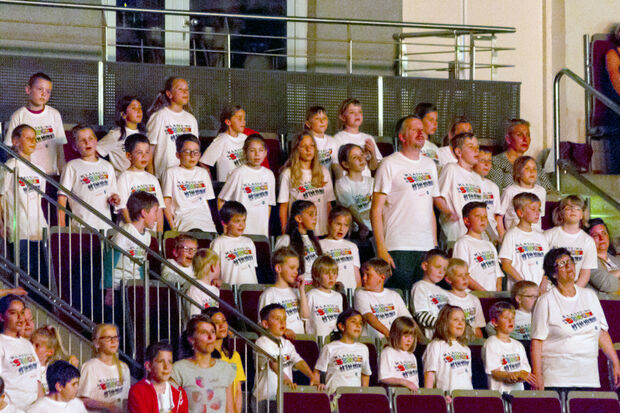 "Klasse! Wir singen" – die Wickeder Schüler reihten sich ins Konzert von mehr als 5.000 Kehlen beim gemeinschaftlichen Kinderkonzert in der Westfalen-Halle in Dortmund ein. FOTO: CARSTEN HEINE