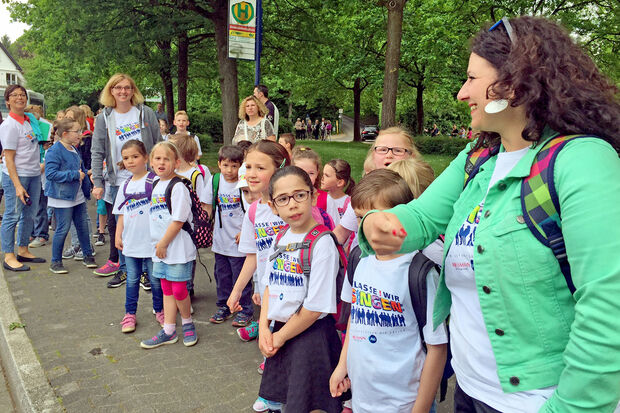 Trubel an der Bushaltestelle: 170 Grundschulkinder und ihre Betreuer fuhren mit vier Bussen nach Dortmund zum Kinderkonzert "Klasse! Wir singen", wo die Jungen und Mädchen als kleine Gesangstars ihren großen Auftritt hatten. FOTO: ANDREAS DUNKER