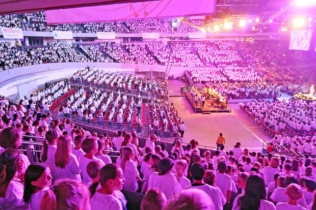 Das bunte Licht der Scheinwerfer und Partynebel hüllten die Westfalen-Halle beim Konzert mit mehr als 5.000 Kindern in ein ganz besonderes Licht. FOTO: SVEN NITSCH
