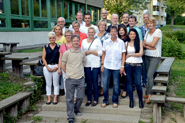 Mit beim Ehemaligen-Treffen: Alexander Luig, Monika Maruszczyk (Schulz), Heike Heinze (Velmer), Daniela Lopes (Ostwald), Elke Schmelzer, Anja Wagner, Aysce Kartal, Nicole Pagenkemper, Sabine Senger (Kosch), Milena Förster (Joksimovic), Lehrer: Peter Kiko, Hakki Üstün, Lehrer Günter Plorin, Rainer Schindler, Melanie Schulte (Schmelzer), Michael Hornkamp, Thomas Heimes, Branko Kohl und Frank Stobbe FOTO: PRIVAT