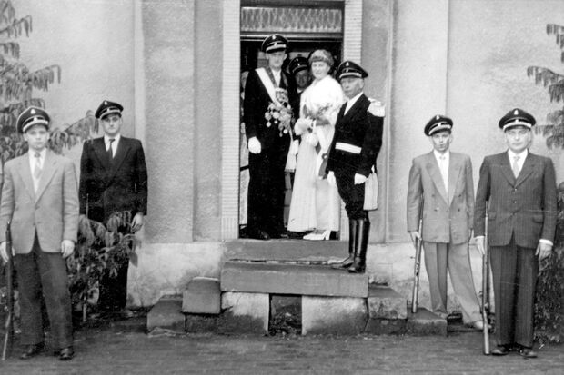 Königspaar von 1955/56: Franz Bürmann und Elisabeth Goeke FOTO: ARCHIV VEREIN DORF WIMBERN