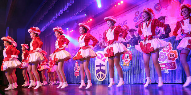Die roten Funkenmariechen beim Gardetanz auf der Bühne des Bürgerhauses in Wickede FOTO: ANDREAS DUNKER