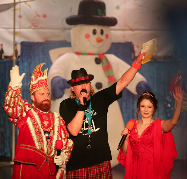 Das Karnevalsprinzenpaar Marius Kobbeloer und Julika Schmelzer zusammen mit Moderator Christian Werft beim Kolping-Karneval auf der Bühne des Bürgerhauses in Wickede FOTO: ANDREAS DUNKER